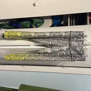 Onzie leggings capri size M/L gray and yellow